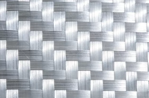 Wofür wird eine Fiberglaskern-Matte in Sandwich-Paneelen verwendet?